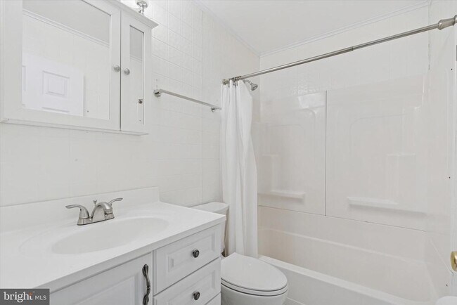 Building Photo - 525 Village Ln.
