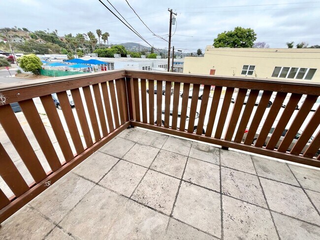 Building Photo - Upstairs 2BD/2BTH with Central A/C, Privat...