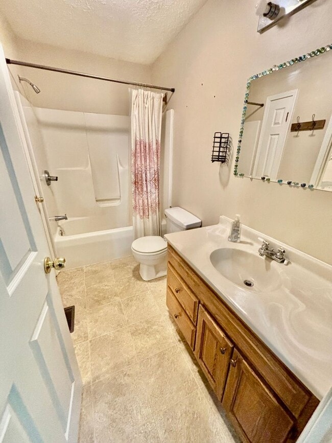 Building Photo - 3 Bedroom Home in Danville!