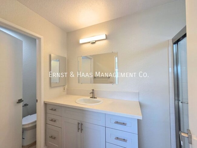 Building Photo - 1219 E Jay St