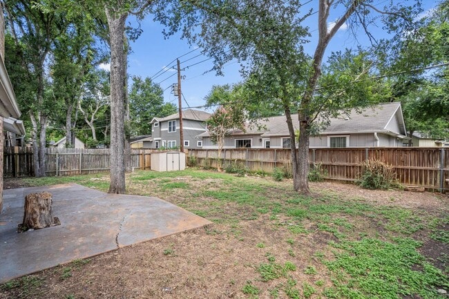 Building Photo - 10057 Woodland Village Dr