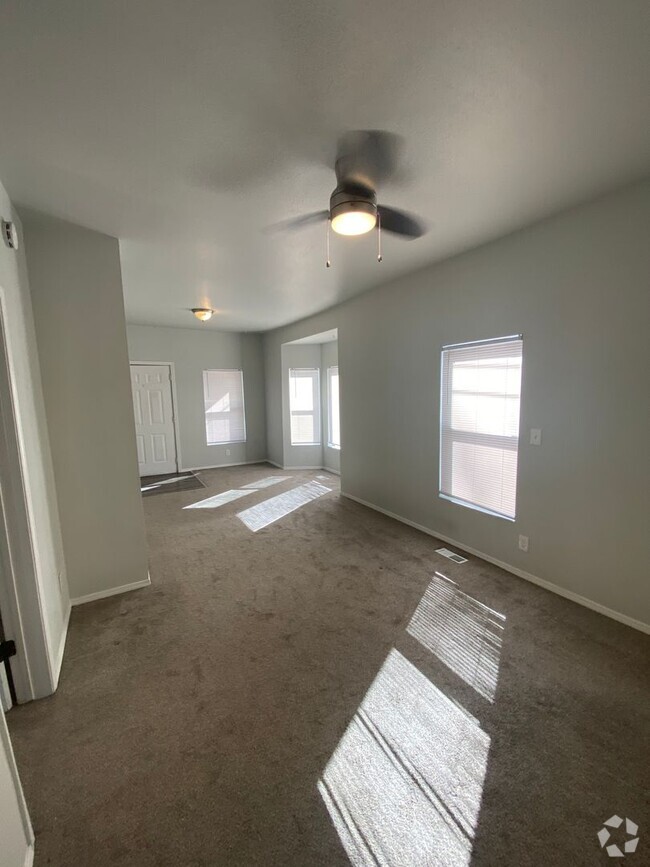 Building Photo - Adorable yet Modern 2 Bedroom - 1 Bath Sin...