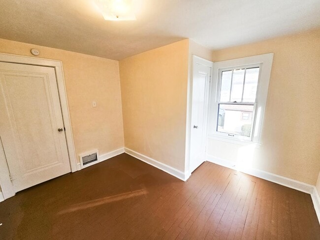 Building Photo - 17 W Woodsdale Ave