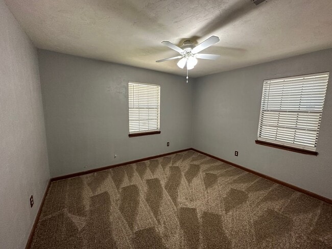 Building Photo - Brewster Estates unit available NOW!