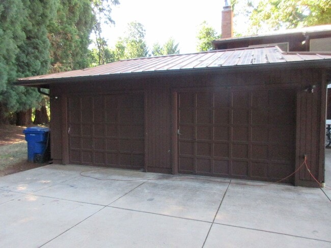 Building Photo - 2218 Navaho Ct SE