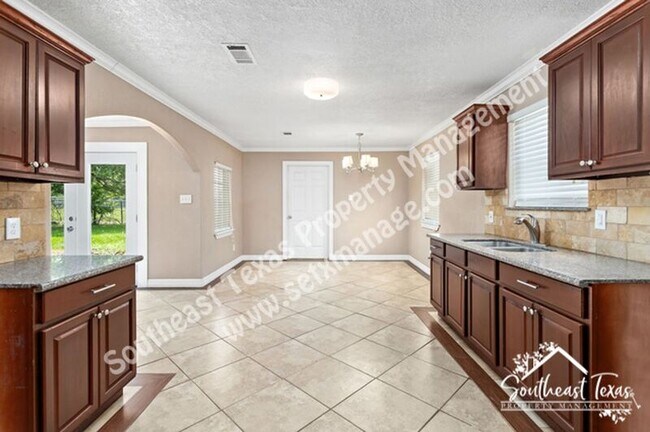 Building Photo - 250 Duhon St