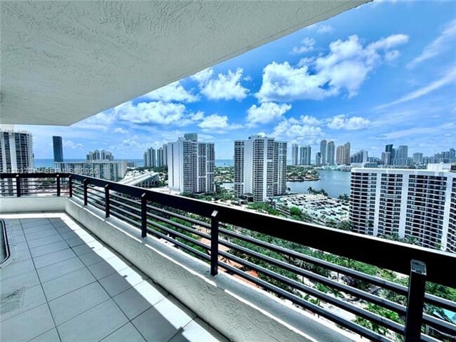 Building Photo - 3500 Mystic Pointe Dr