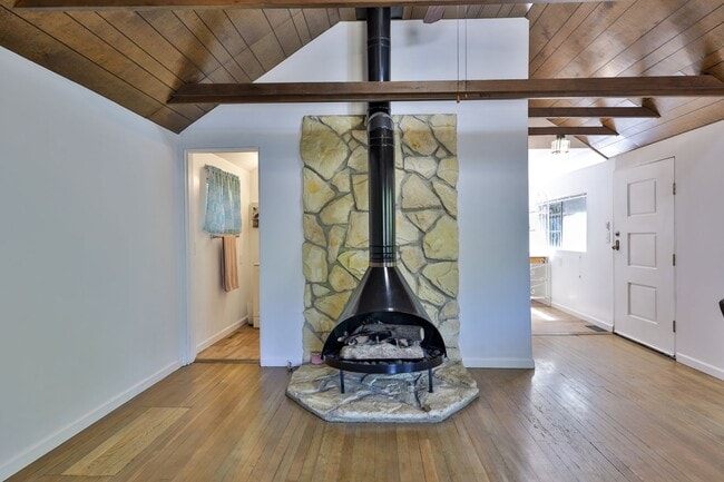 Building Photo - Small 2 bedroom 1 bath