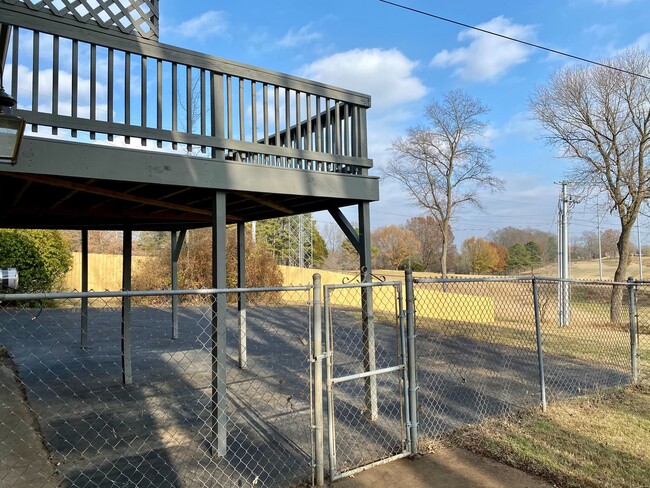 Building Photo - Location Location Location!!! 4bdr/2ba Split Level near Clarksville County Club!!