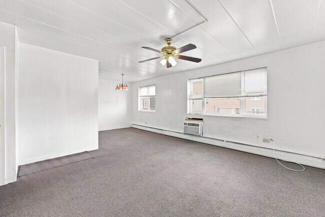 Building Photo - 2025 W Granville Ave