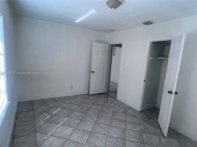 Building Photo - 1385 NE 129th St