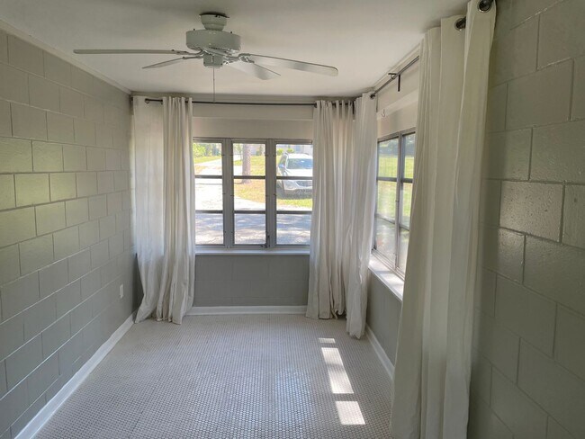 Building Photo - Near Downtown Mount Dora - adorable 2.2