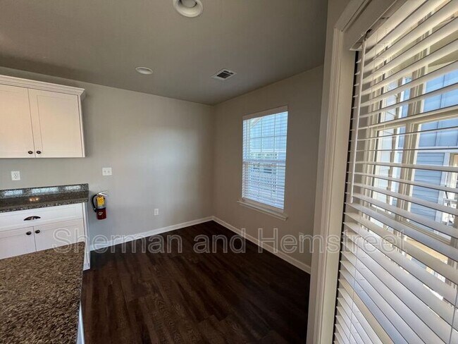 Building Photo - 647 Dobhill Ln