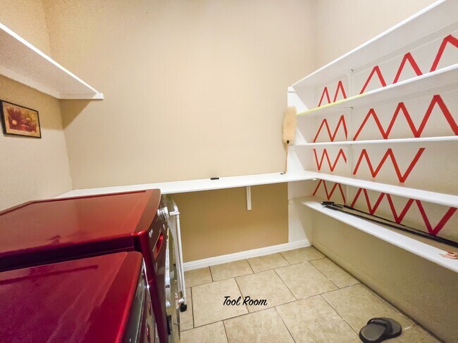 Zig zag deisgn is tape-removable! plenty of space for additoinal storage - 301 Silver Trl