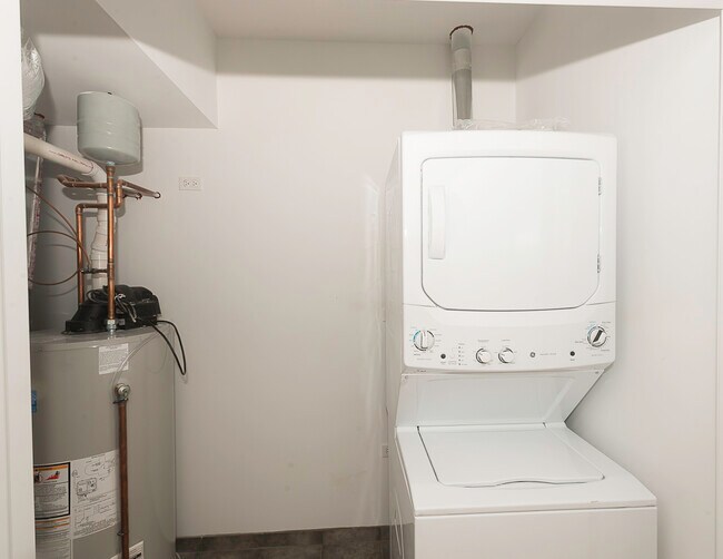 Building Photo - 520 N Western Ave