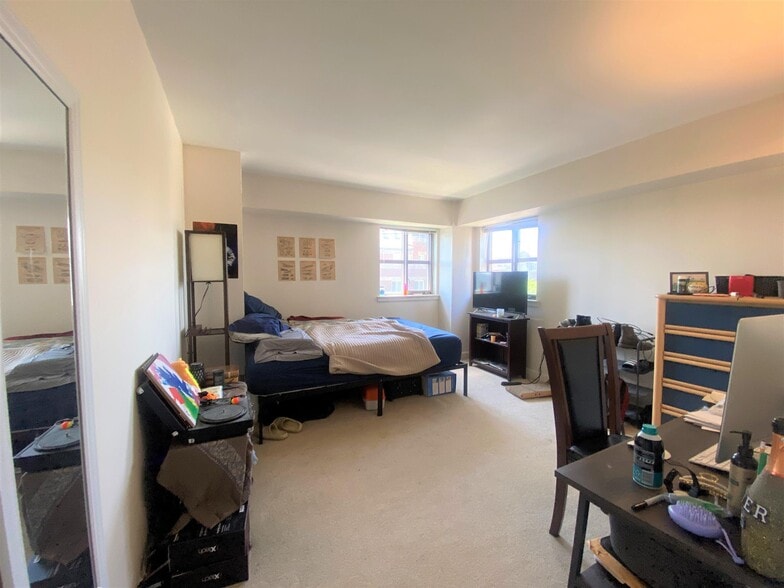 Building Photo - 931 Massachusetts Ave