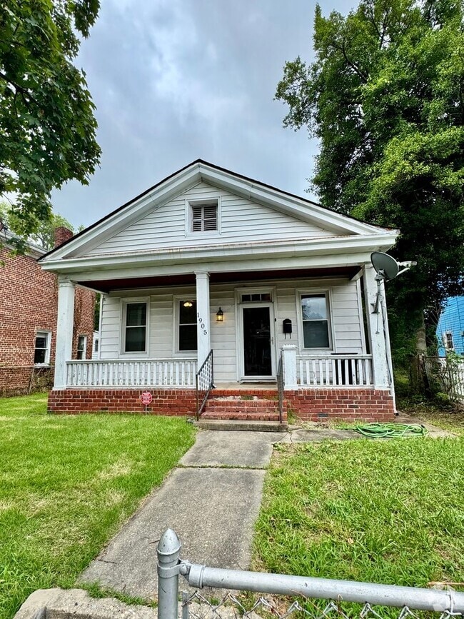 Building Photo - 3 bed 2 bath house. Laundry, all electric,...