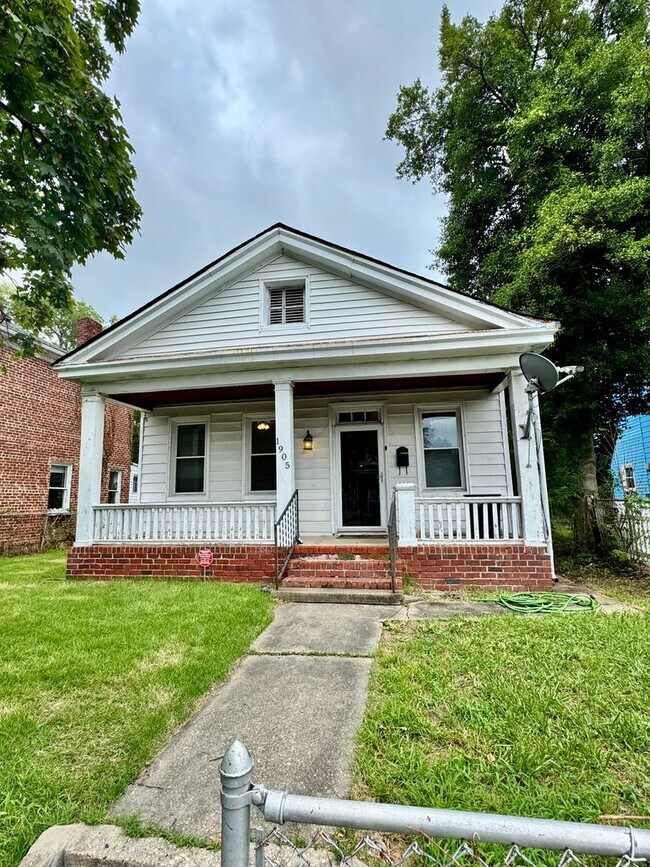 Building Photo - 3 bed 2 bath house. Laundry, all electric,...