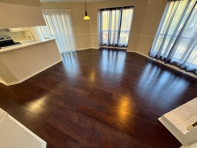 Building Photo - Beautiful Condo minutes from Uptown Charlotte