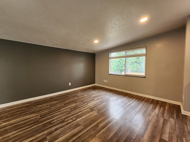 Building Photo - Remodeled 2 Bedroom in Lakewood! Great Loc...