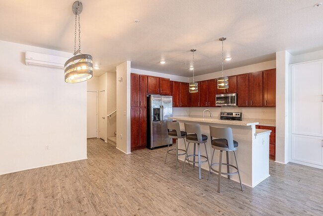 Building Photo - Stunning 3-bedroom and 2.5 Bath - Located ...