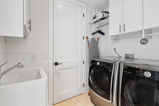 Building Photo - 7420 SW 54th Ct