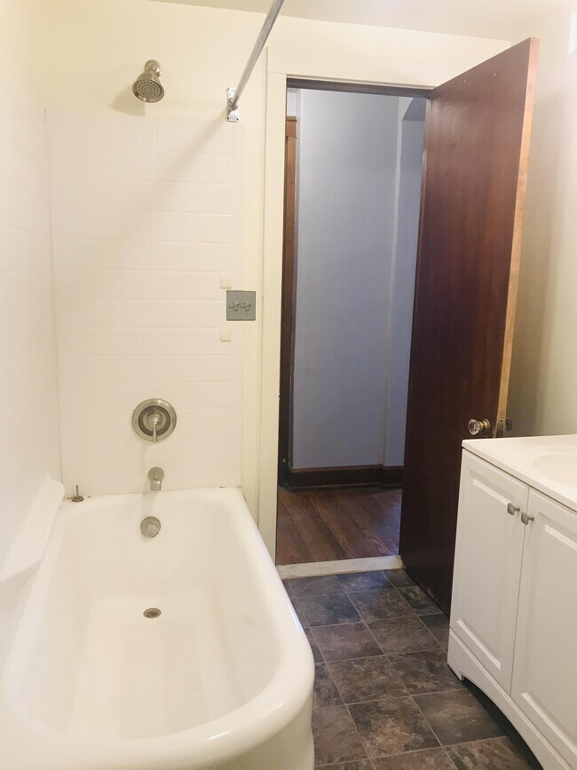 Building Photo - 727 N Capitol Ave