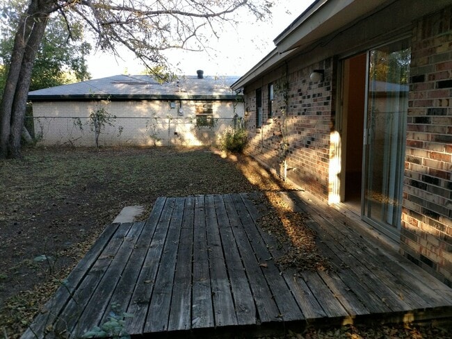 Building Photo - 1104 Cummings Ave