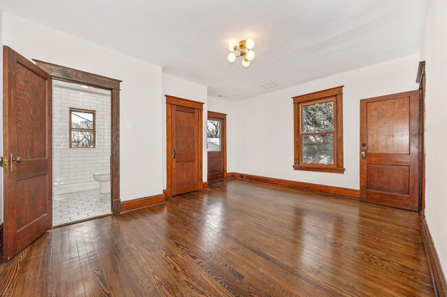 Building Photo - 2 College Ave