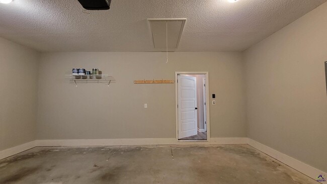 Building Photo - 106 Hay Bale Wy