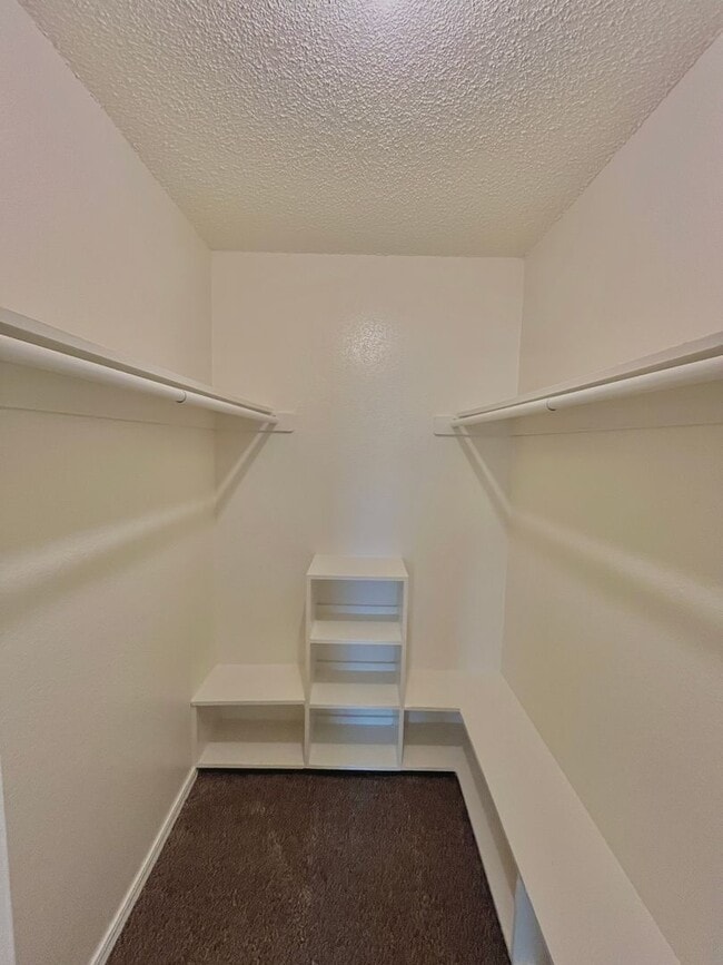 Building Photo - 1008 Acacia Cir