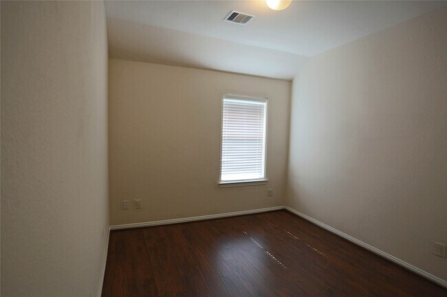 Building Photo - 1327 Maple Ace Dr