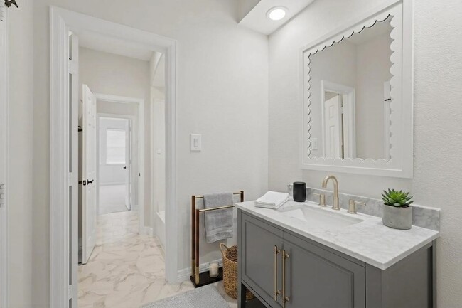 Building Photo - 3315 Riviera Dr