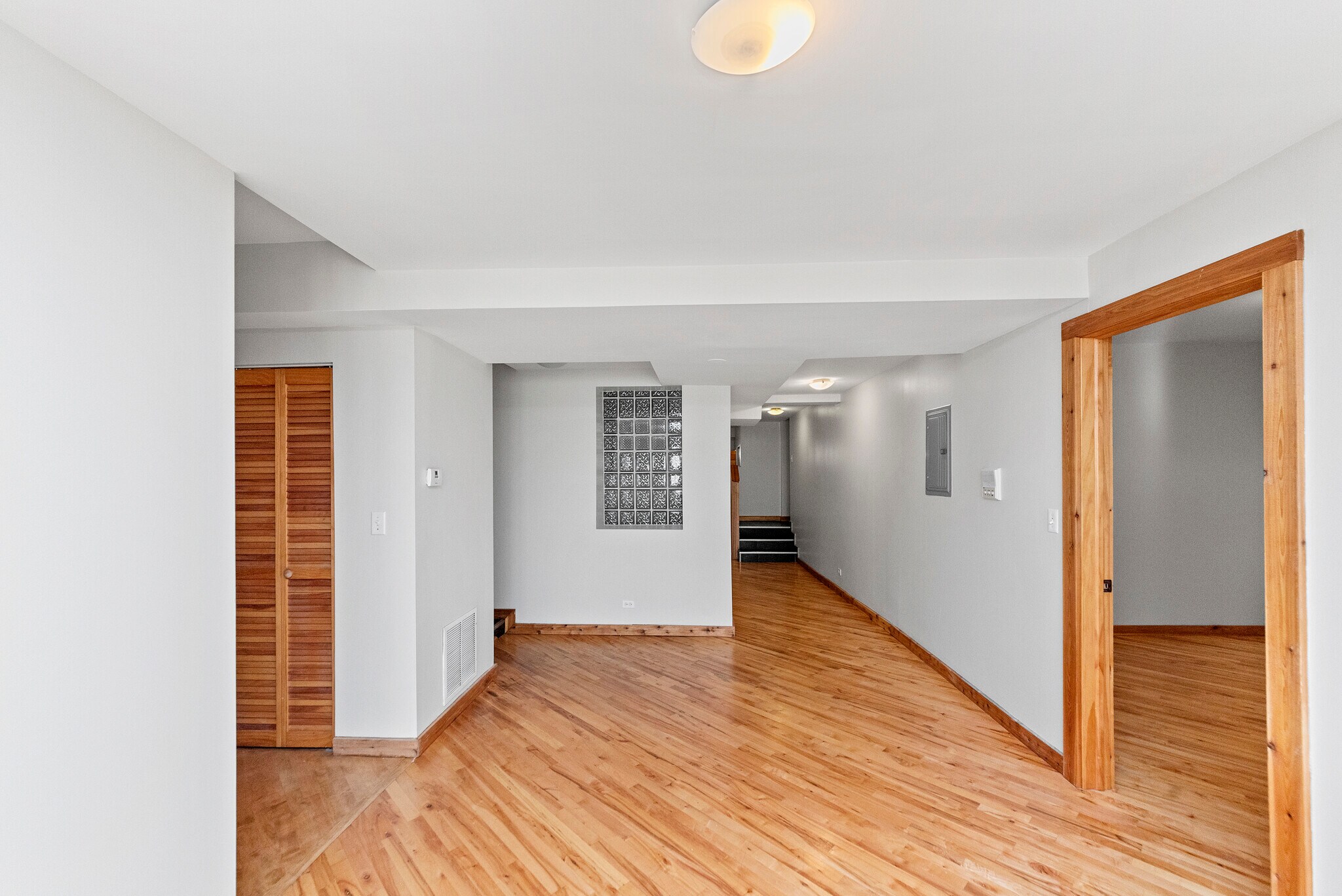 Building Photo - 1118 E Hyde Park Blvd