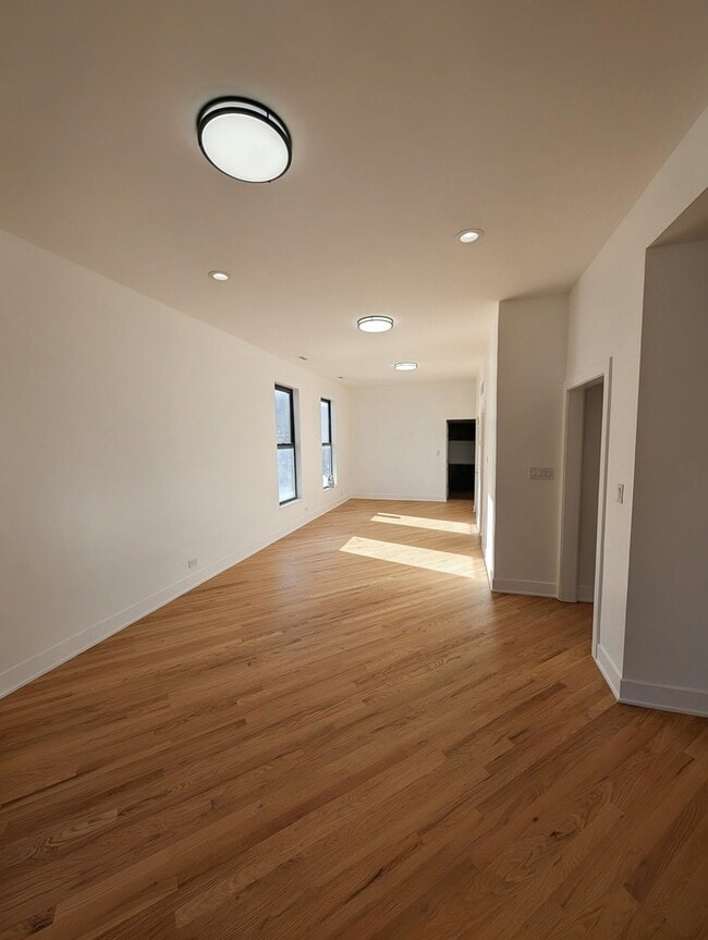 Building Photo - 916 N Noble St