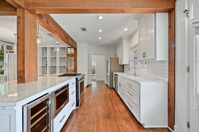 Building Photo - 1566 Country Club Dr