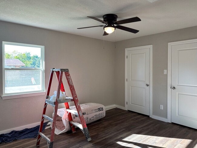 Building Photo - 4 Bedroom / 3 Full Bath