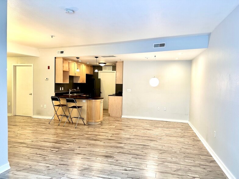 Breakfast bar with kitchen view - 327 NW Park Ave