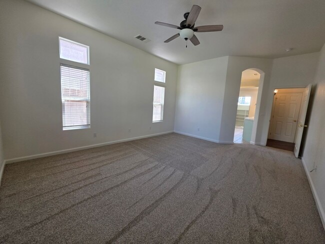 Building Photo - 3 bedroom 2 bathroom in a desirable SE Vis...