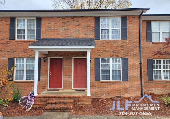 Building Photo - 2 Bed/1.5 Bath Brick Townhome in Concord!