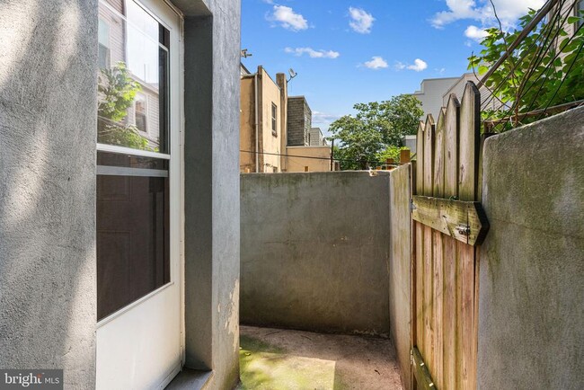 Building Photo - 2328 Reed St