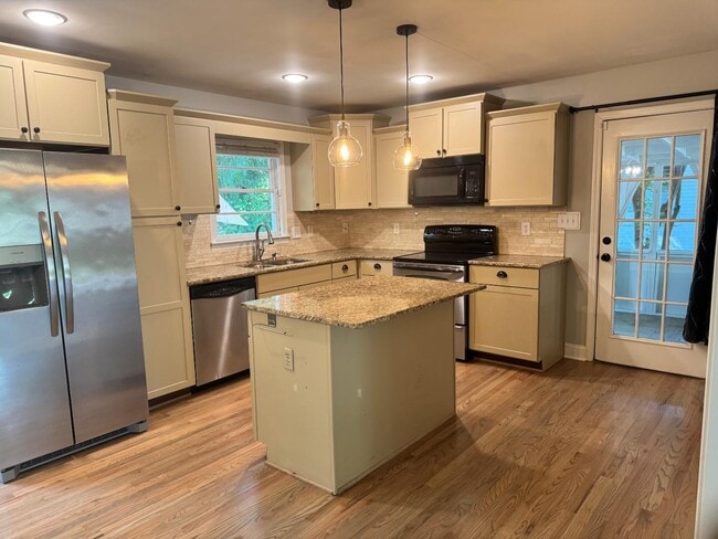 Building Photo - 2002 E Drew Valley Rd NE