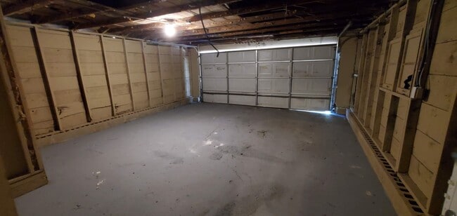Building Photo - Large Ranch Home with Garage - Section 8 A...
