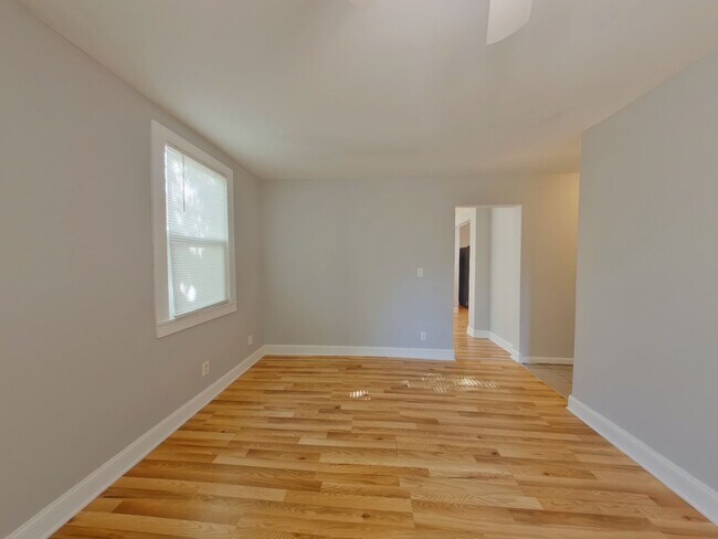 Building Photo - 3 Bedroom Home