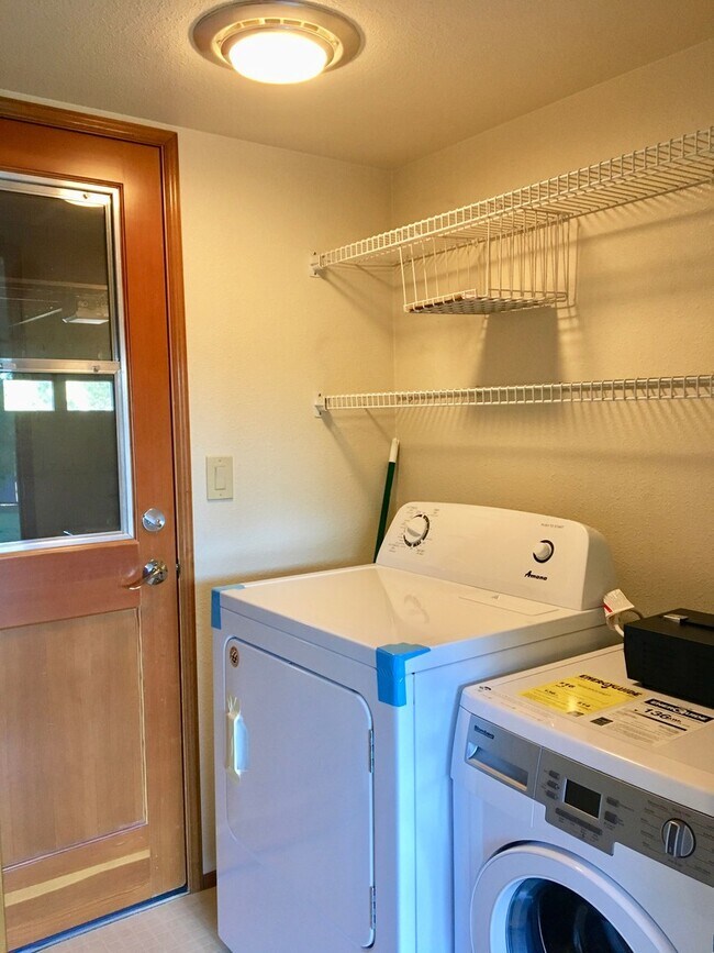 Building Photo - Beautiful 4 Bedroom near Microsoft Availab...