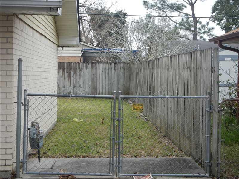 side yard - 5071 Lyons Ct