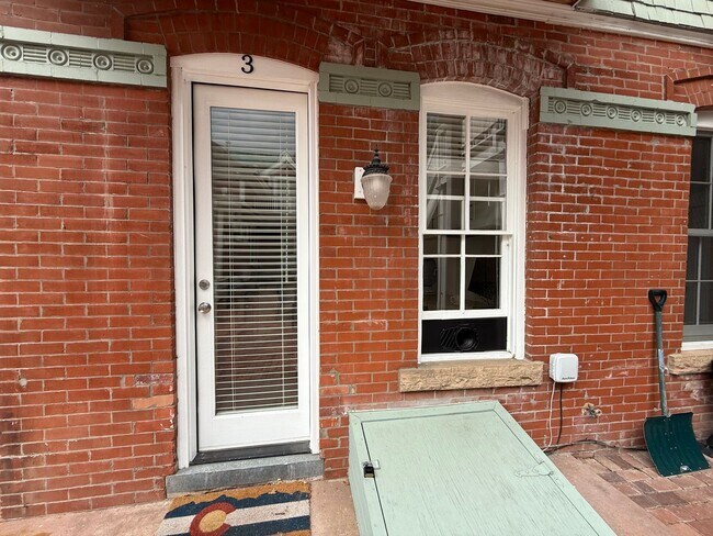 Building Photo - Historic Downtown Boulder Studio Steps from Pearl Street