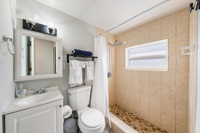 Building Photo - 717 SW 2nd Ct