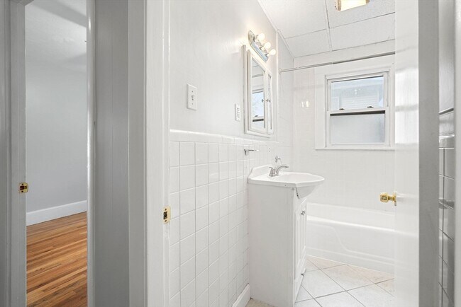 Building Photo - 9-11 Cross St