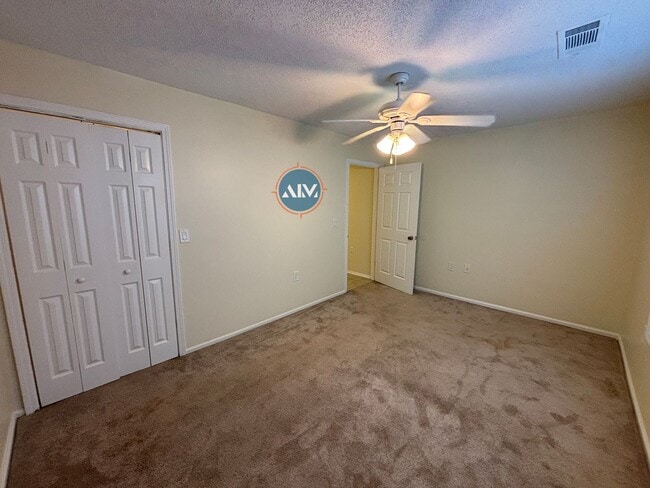 Building Photo - Spacious 3-Bedroom Villa in Woodbridge – T...